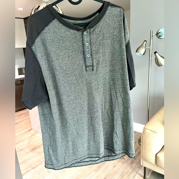 👕 Upgrade Your Casual Wardrobe with a Grey T-Shirt with 3 Buttons! 👕 - Picture 1 of 2